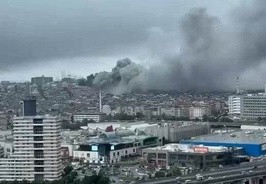 İstanbulda sənaye müəssisəsində yanğın - Dam külə döndü - VİDEO