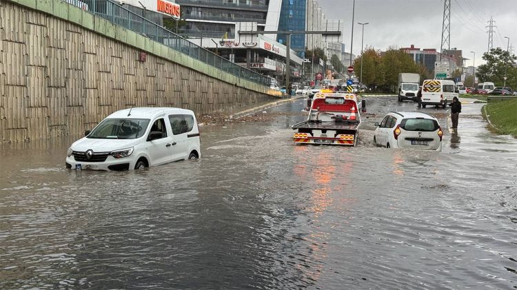İstanbulda güclü leysan: Metro stansiyalarını və yolları su basdı - VİDEO