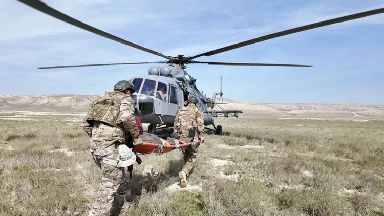 Hərbi təlimdə şərti qəzaya uğramış pilotun xilasetmə əməliyyatı keçirildi - FOTO 