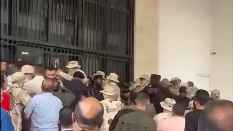 Liviyada silahlı şəxslər dövlət binasına basqın edib