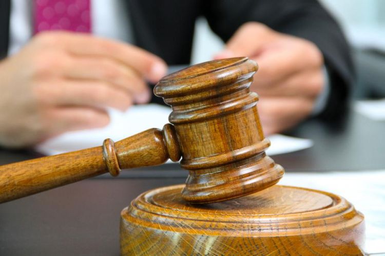 Qızını döydüyü üçün kürəkənini öldürən atanın cəzası 1 il 6 aya endirildi