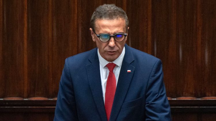 Polşada deputatın taxdığı eynək qalmaqala səbəb oldu - FOTO 