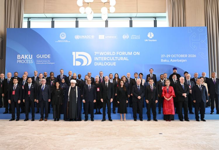 Prezident Bakıda Forumun açılışında çıxış edir - CANLI