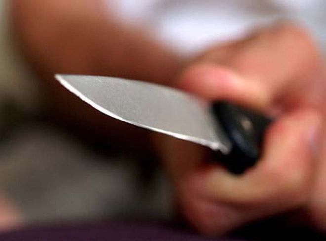 Salyanda qanlı hadisə: ailənin üç üzvü bıçaqlandı