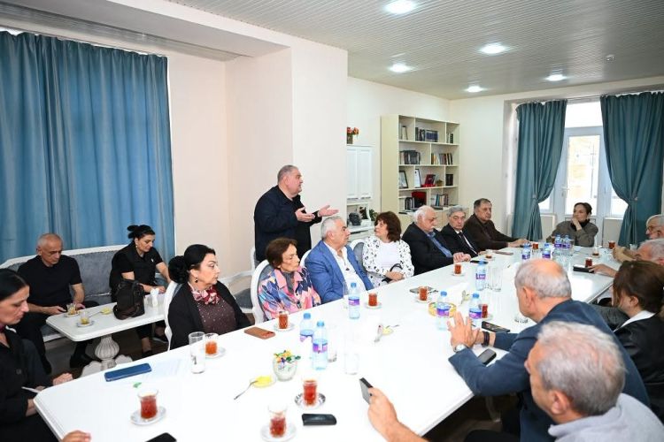 Şəfiqə Məmmədova və Həmidə Ömərova eyni masa arxasında
