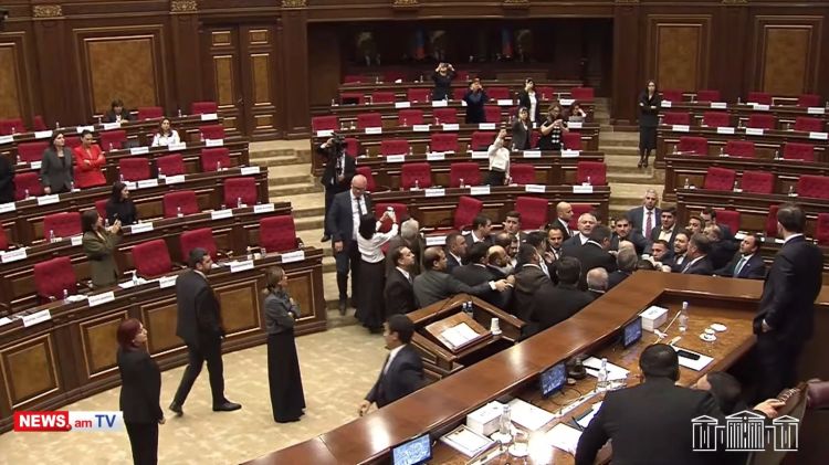 Ermənistan parlamentində kütləvi dava zaldan dəhlizə keçib - VİDEO