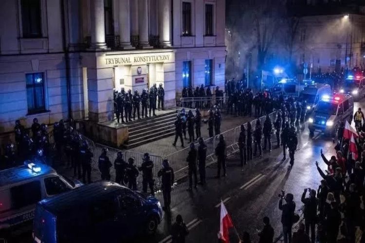 Polşada dövlət çevrilişi: Konstitusiya Məhkəməsi mühasirəyə alındı